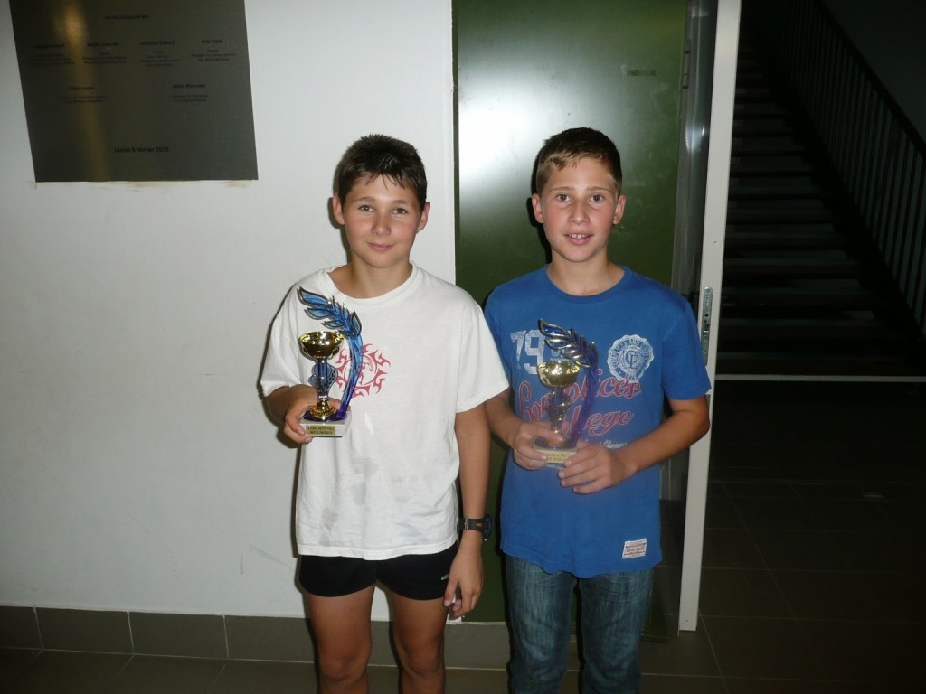 Jérémy (à gauche) et Corentin (à droite) avec leur trophée de finaliste. 